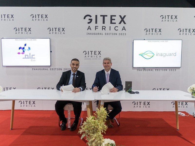 IrisGuard's Deputy Director Simon Reed and Executive VP of Marketing at Elm Majid bin Saad Al-Arifi sign an MOU to help boost financial inclusion in the developing world.